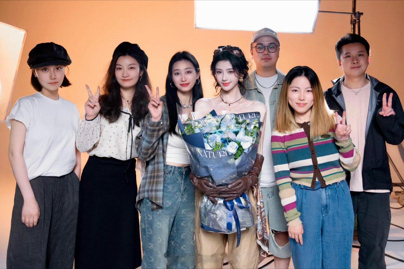 好美的代言人，鞠婧祎沪上阿姨合照美得好精致​​​​