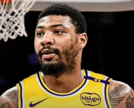 NBA常规赛，湖人对阵马刺的全场比赛已结束，湖人118-116马刺。湖人球员马