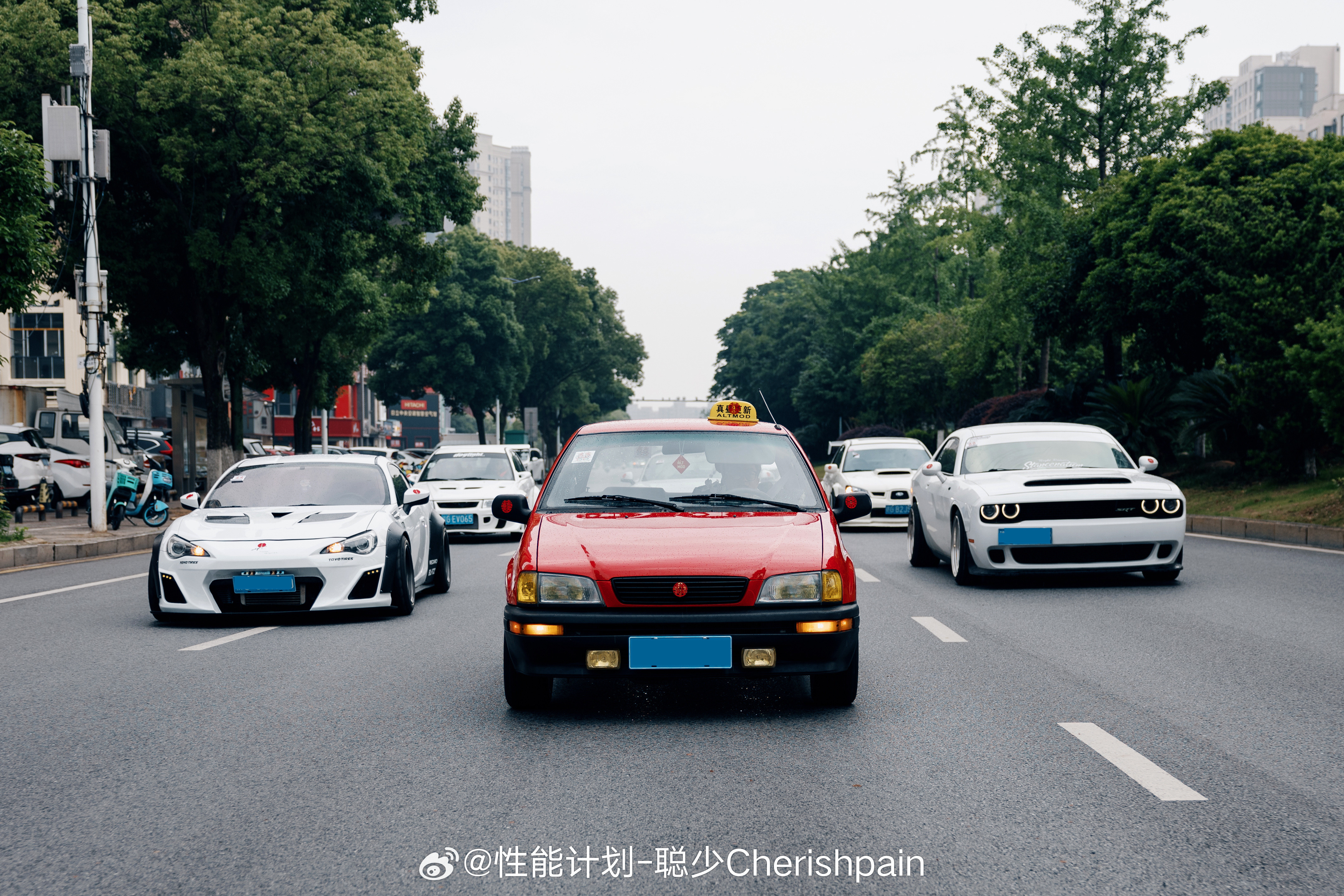 九江一位不知名车友结婚夏利开道，办成了让所有改装车玩家都羡慕的婚礼[比心]原图：​