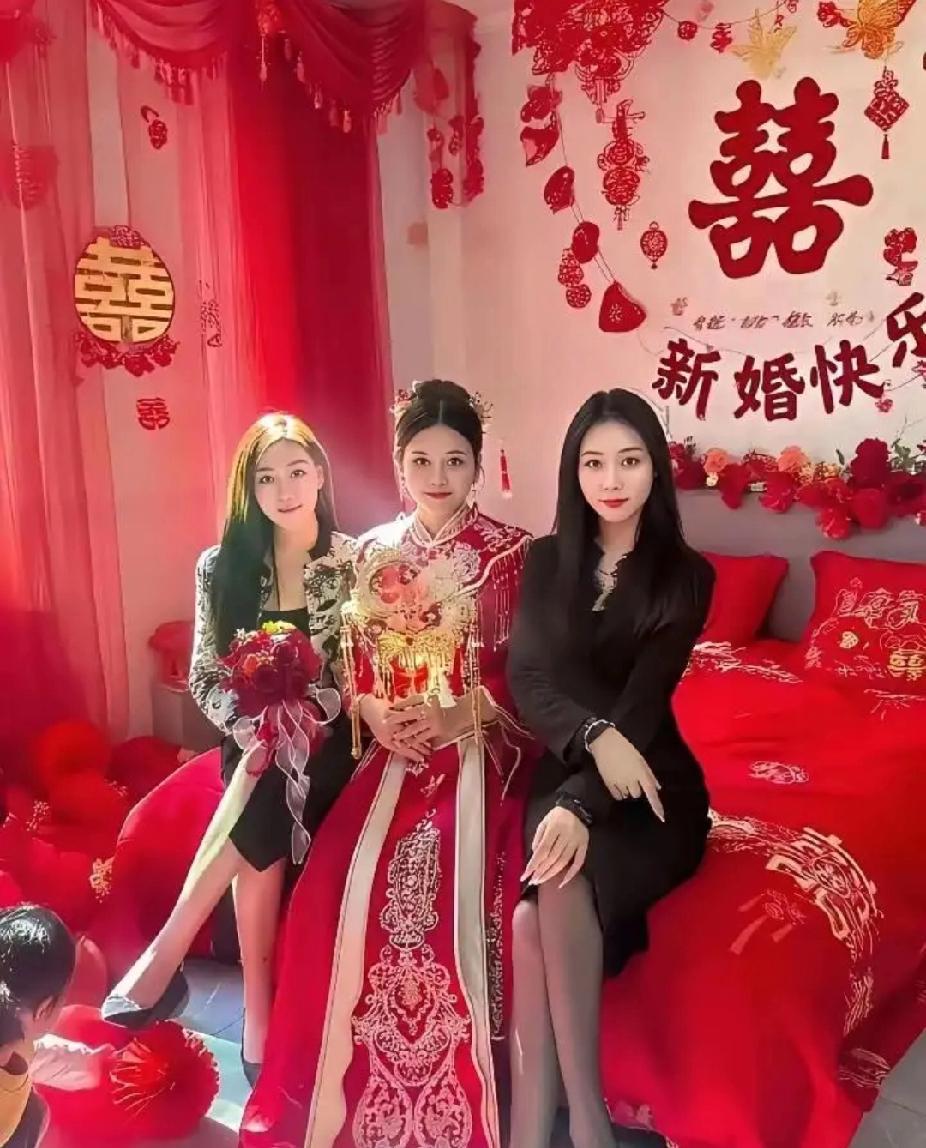 咋感觉伴娘比新娘还漂亮，大家觉得呢？