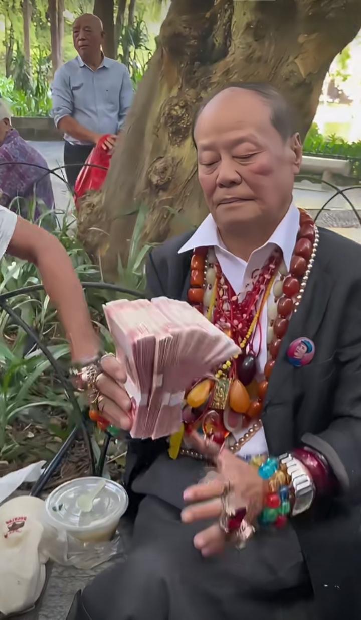 柳州那位“首富”大爷，年轻的时候有肌肉（图二），年老以后有钞票（图一）。家里有古