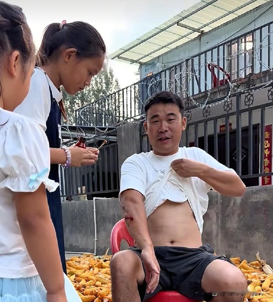小故事！这阿杜真是没出息，干点活就把胳膊摔伤了。摔伤就摔伤呗，他立