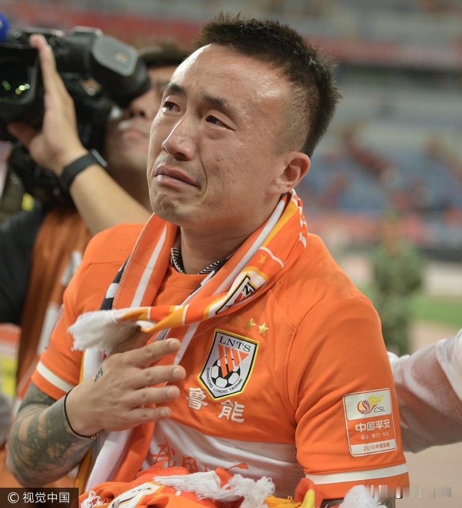 王永珀从小就比同龄人敦实，进鲁能足校同学就叫他"小胖"，他无所谓，答应得比谁都快