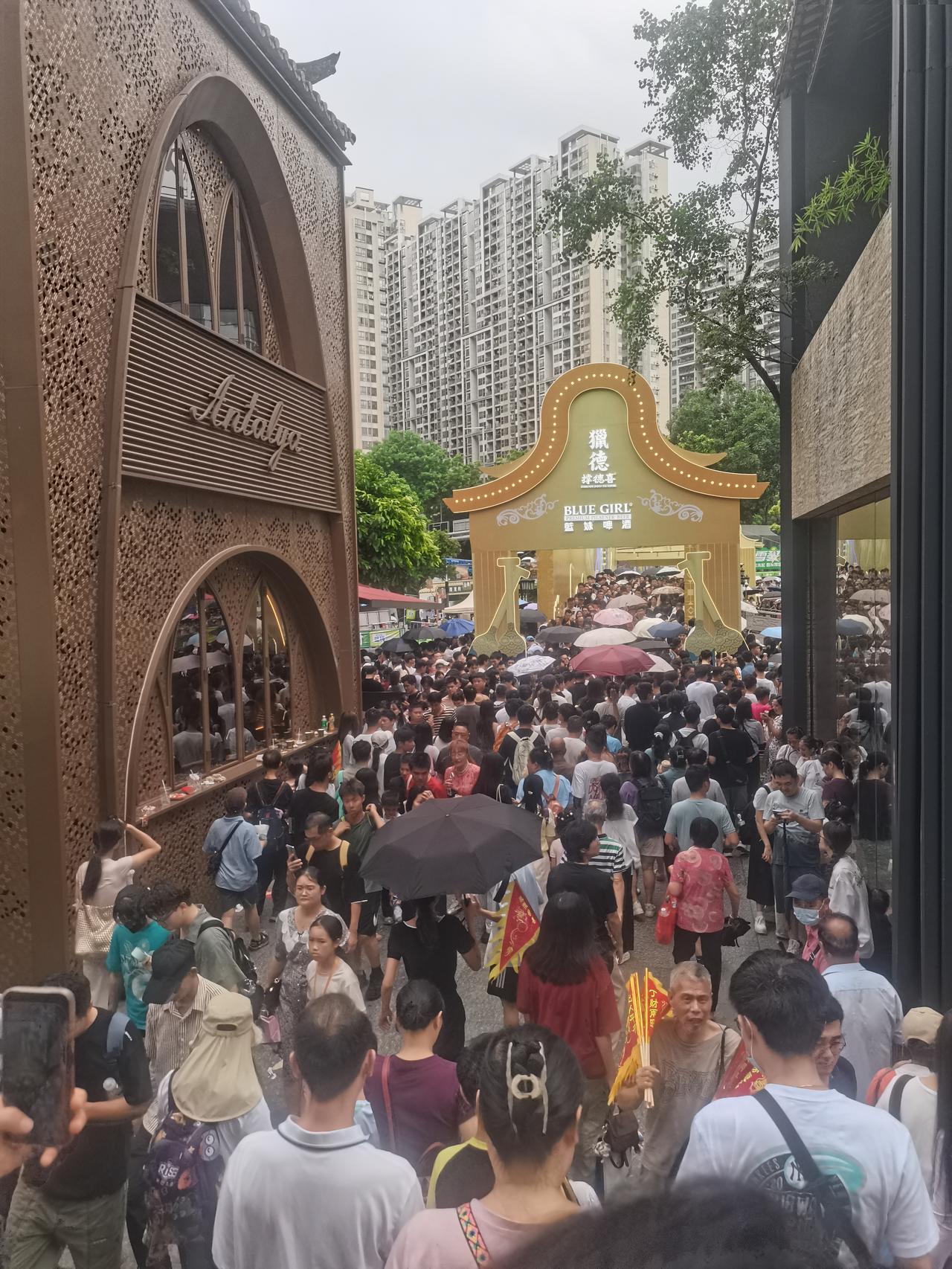 今天广州猎德村的扒龙舟，多少还是让人失望的！首先是天气原因，现场雨势非常大，