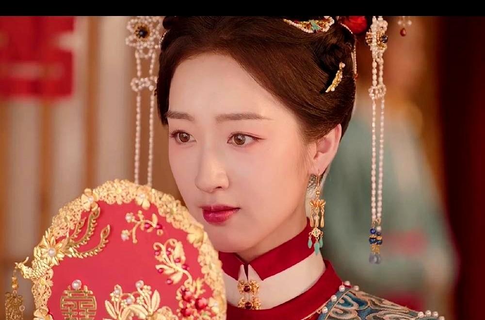 好好的一本公路逃亡小说，硬生生被改成了深宅大院里的宅斗戏。《长乐曲》播出后，