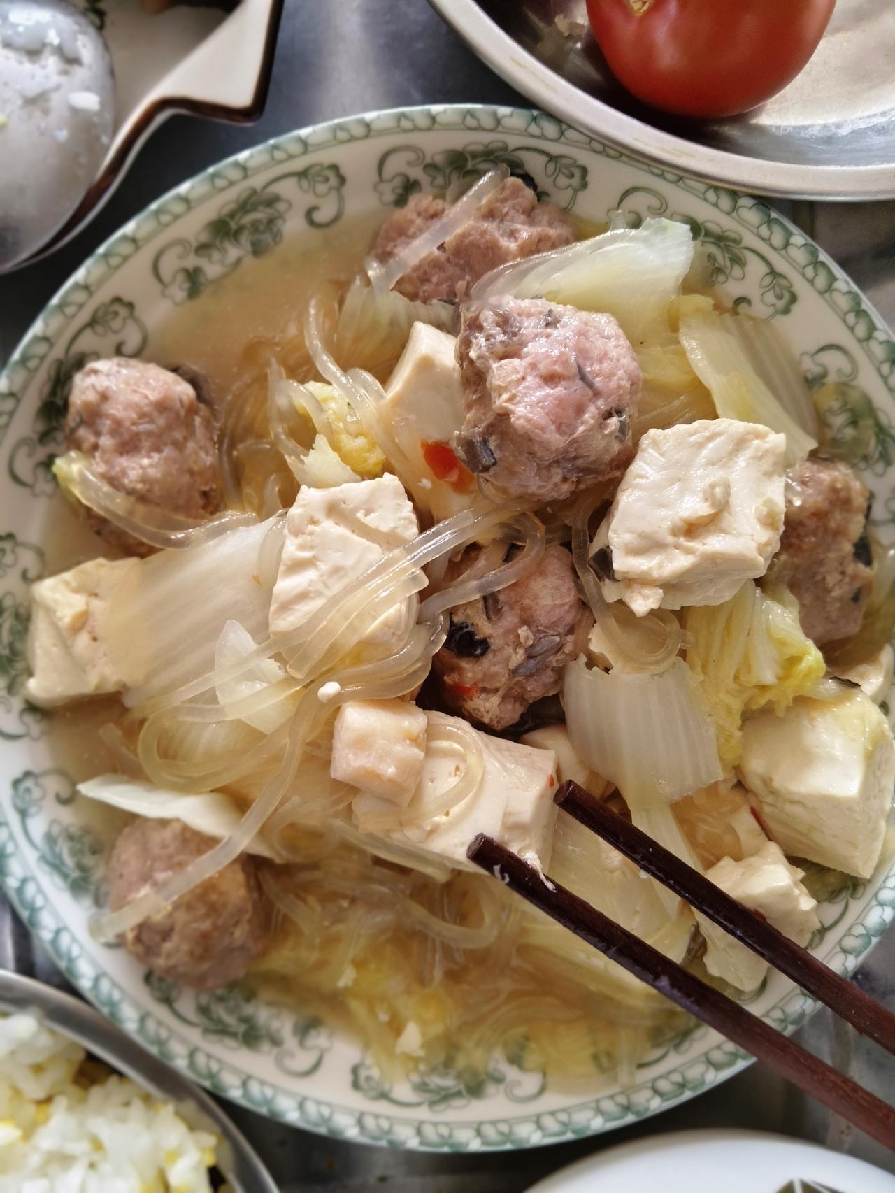 白菜、豆腐、肉丸、扇贝丁炖粉条，星期天中午就一个人吃饭，别太奢侈了，就自己招待自