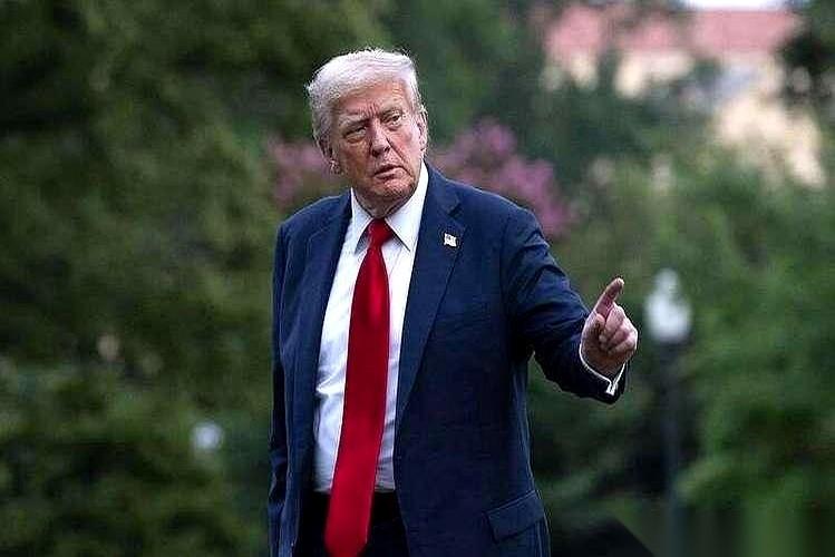 一拳抡过来，本来是想把你打趴下，让你再也爬不起来。结果呢？你晃悠了两下，不仅