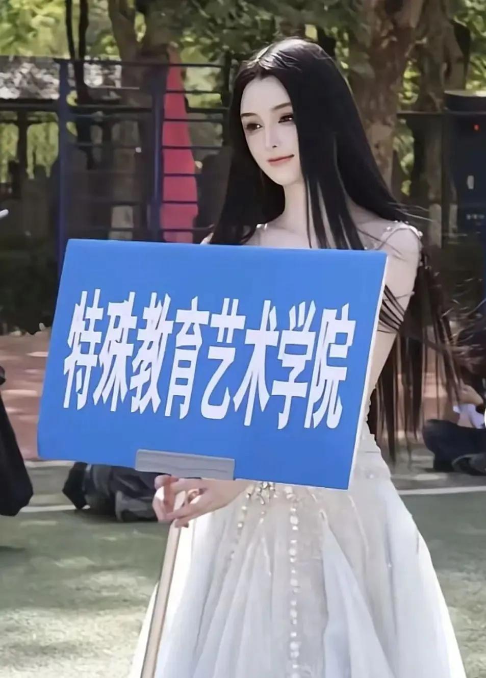美的简直不像话，美的简直不像是现实生活中的人，就像是AI制作出来的一样。古人