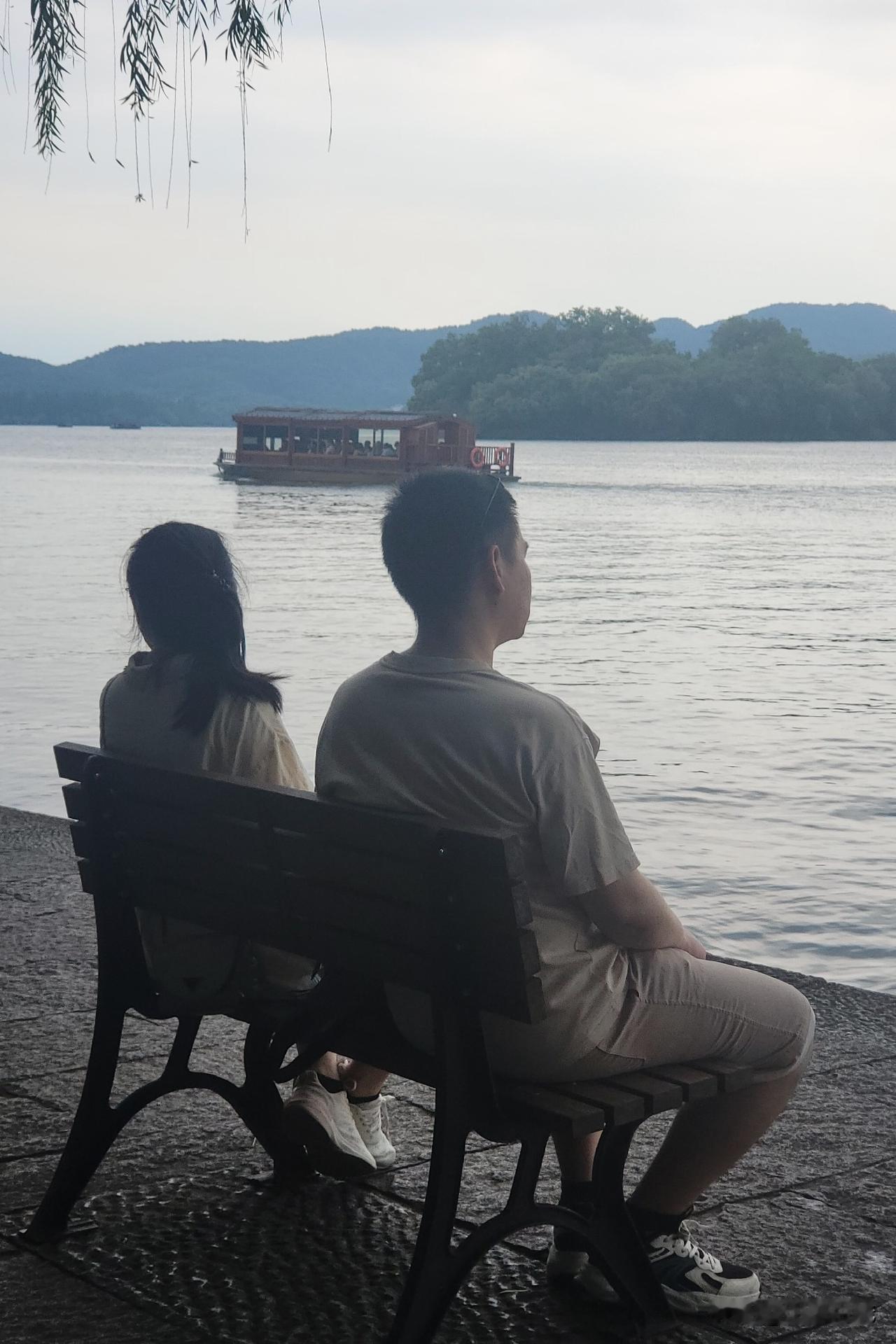 单身老人的困惑（六）我和闺蜜老家都在农村，一起放牛，一起插秧，一起读书。她1