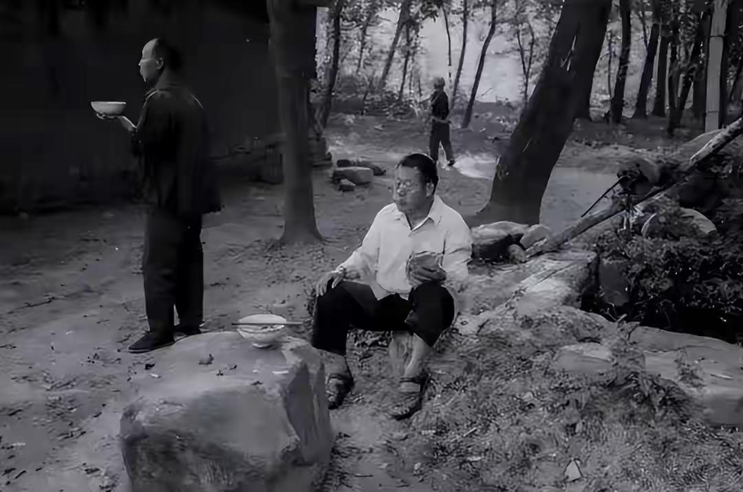 1977年，北京知青林文远考上大学。那晚，17岁的女友敲开他的房门，哽咽地说：“