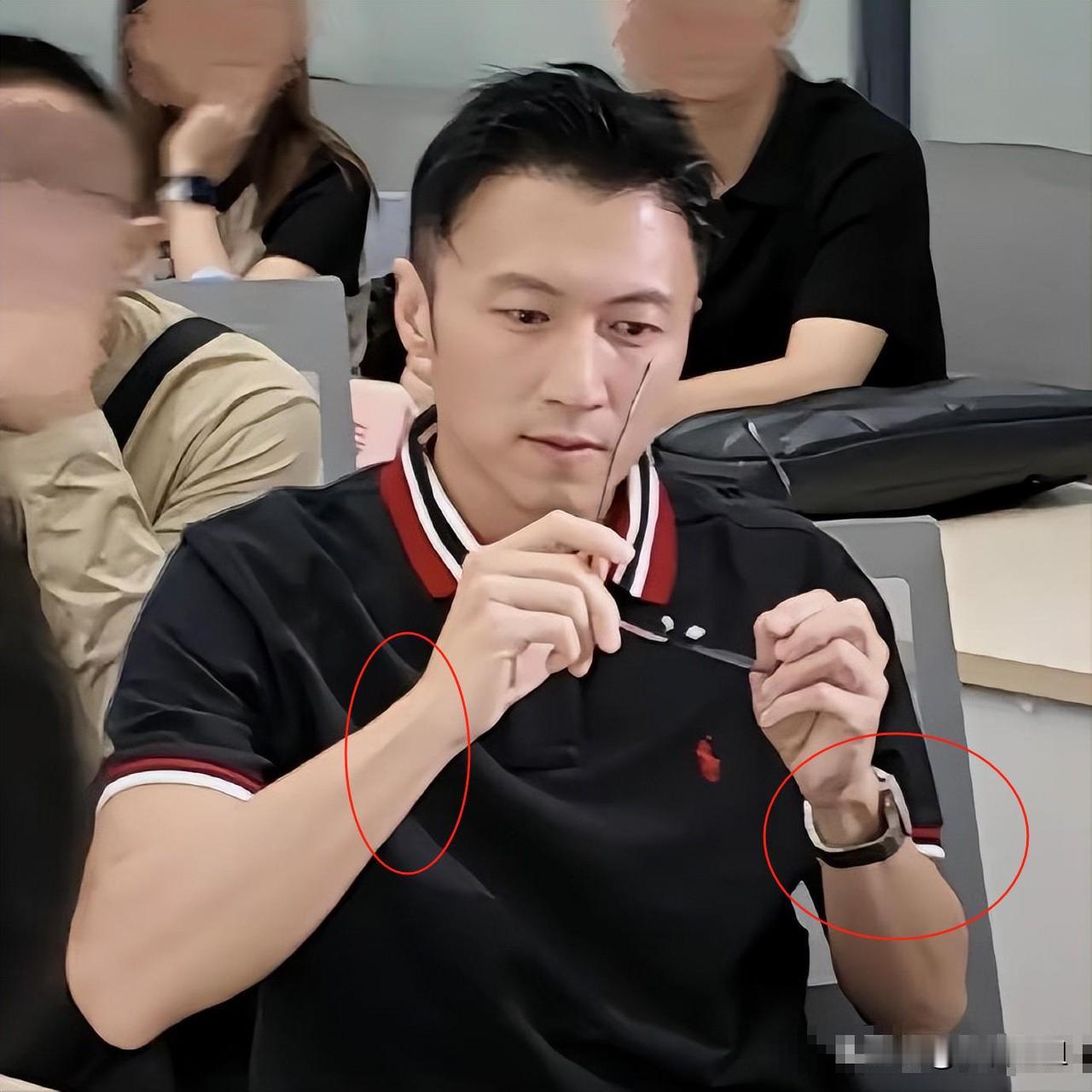 我发现，谢霆锋最近青岛露面时，手腕上那个戴了十几年的定情手镯不见了。大家都在猜他