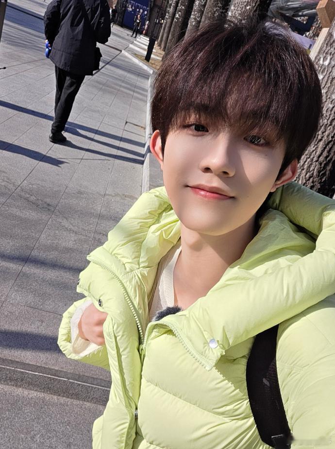 苏新皓背小书包我们的苏新皓背着小书包，真的是觉得好有青春的一种感觉。还是我们的