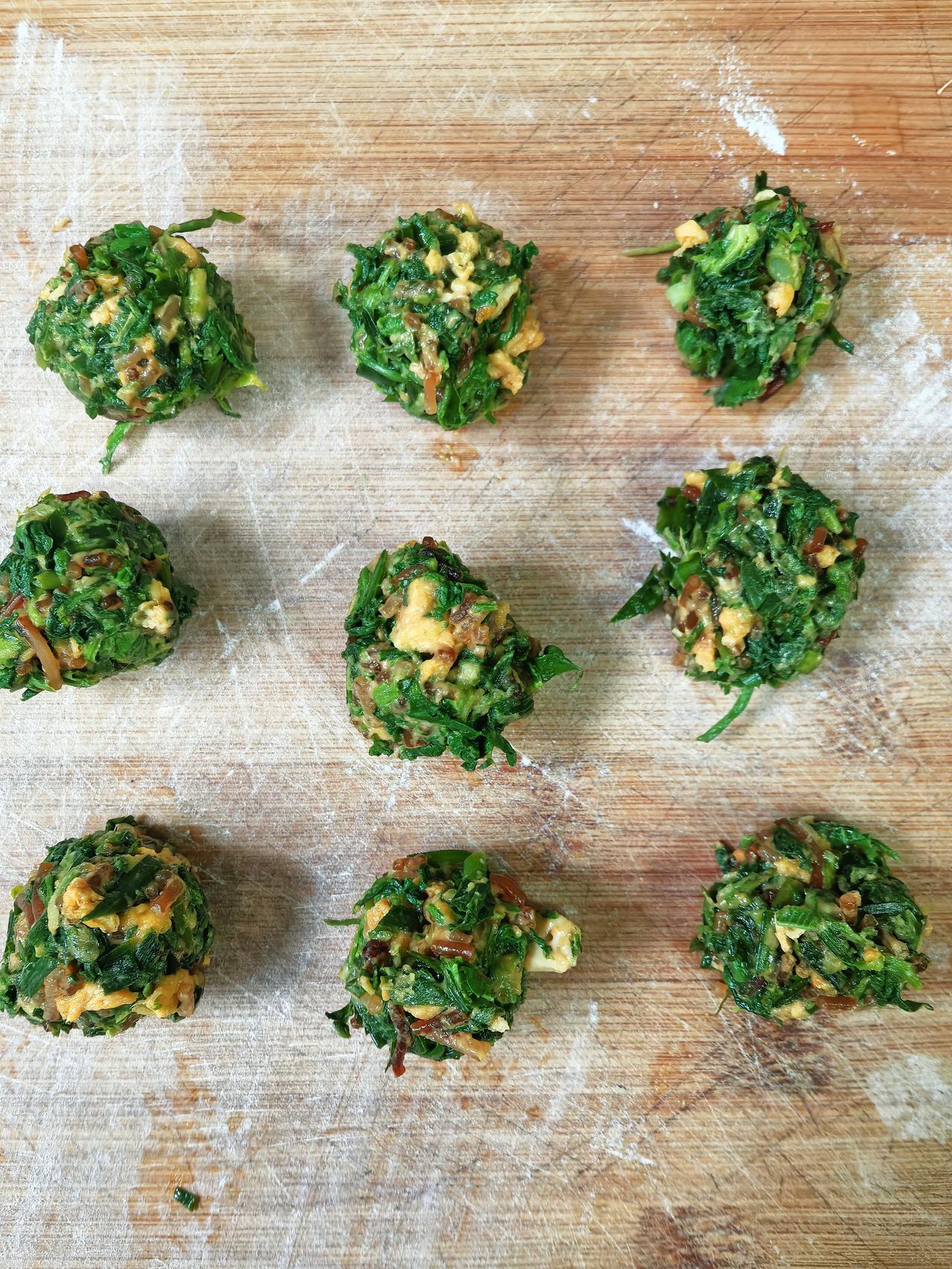 荠菜丸子汤，清香味美。荠菜，大自然的馈赠。我本不是做丸子的，做了荠菜盒子后，