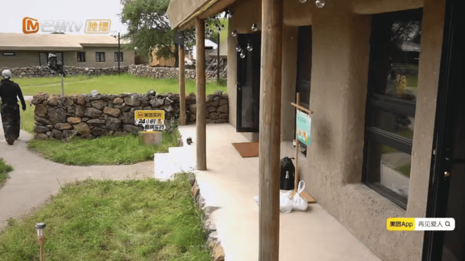 何美延说梁淞一戴头巾就变凶谁懂这个沟通修罗场！梁淞找帽子，何美延正常回应却被怼