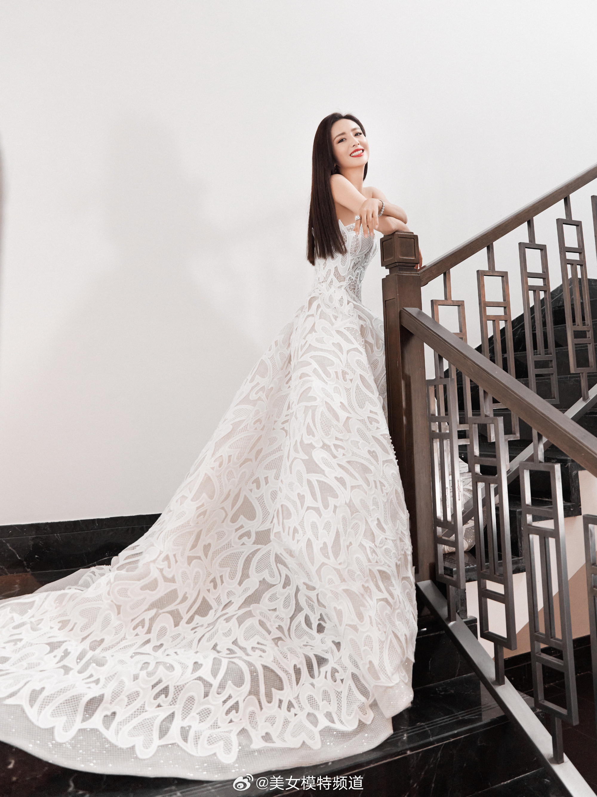 佟丽娅白色镂空抹胸礼服裙大片