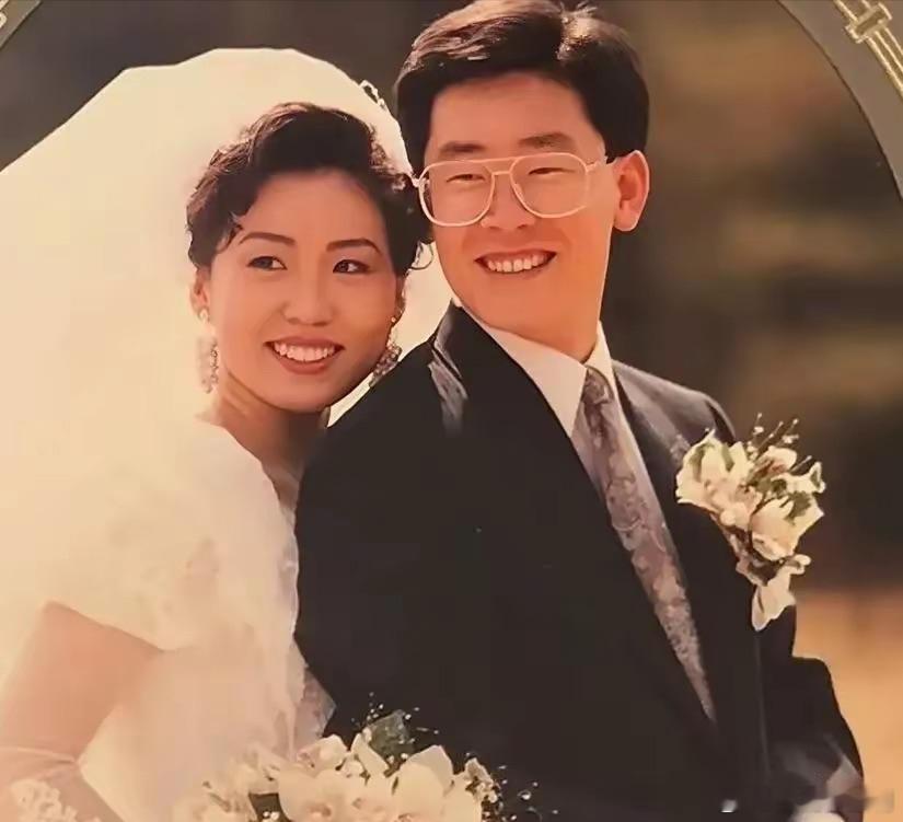 李在明曾被妻子嫌弃长得显老随便度了下，找到不少李在明金惠景夫妇的照片，两口子挺爱