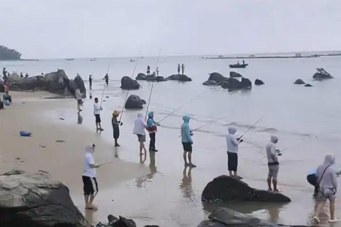“活不起了！”9月24日，广东阳江，受台风影响，当地海产养殖户的网箱被吹翻、打烂
