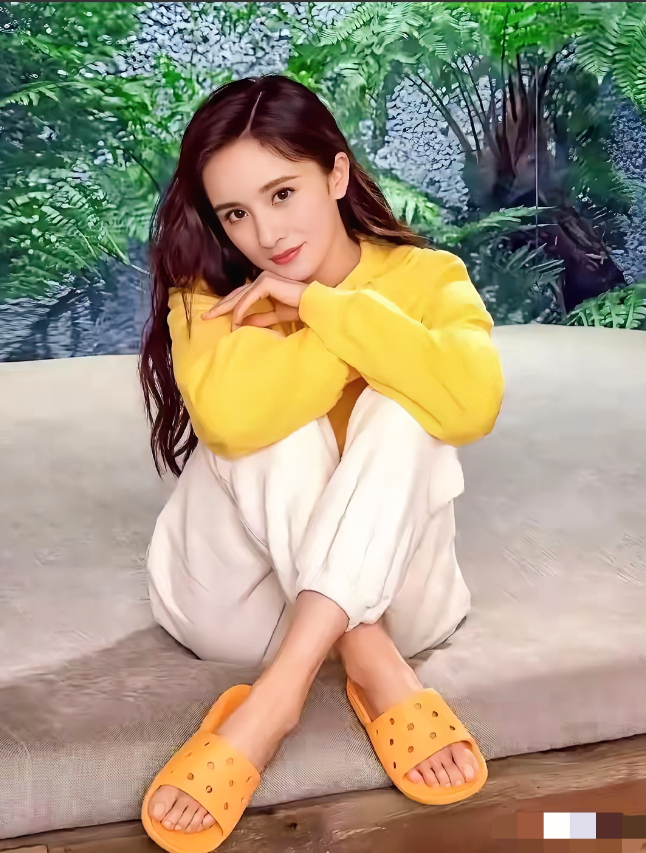 杨幂，167cm，一看脚上的拖鞋就能看出她是贤妻良母，穿这么普通的拖鞋，你们看看