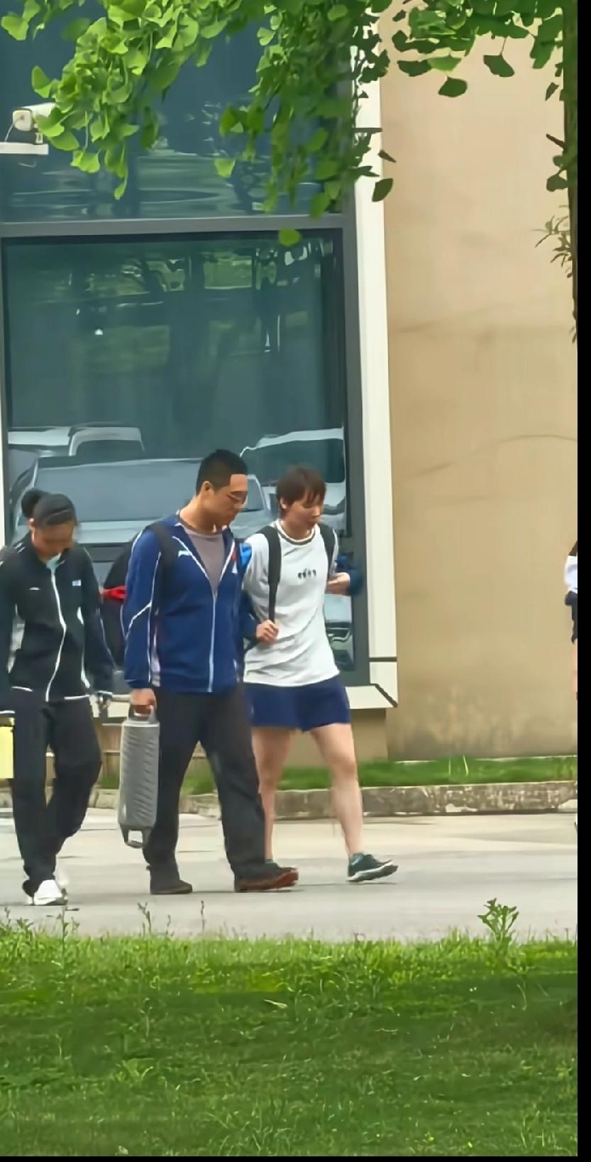 4.22下训路透！话痨昱宝和体能教练边走边聊太有爱了刷到曼昱的下训路透，