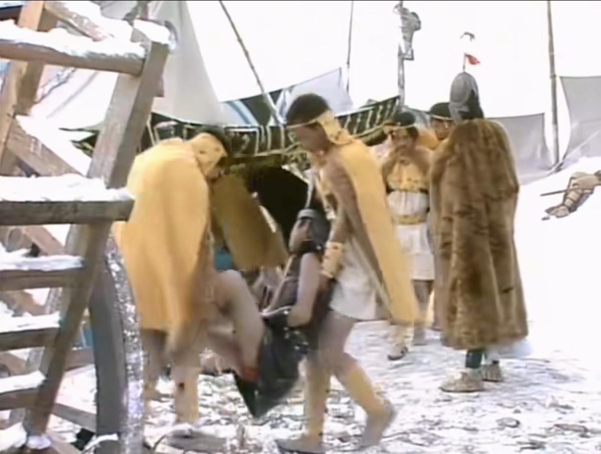 重刷90版《封神榜》才恍然大悟，为什么同样是光着腿、披着罗马式斗篷，纣王几十万大