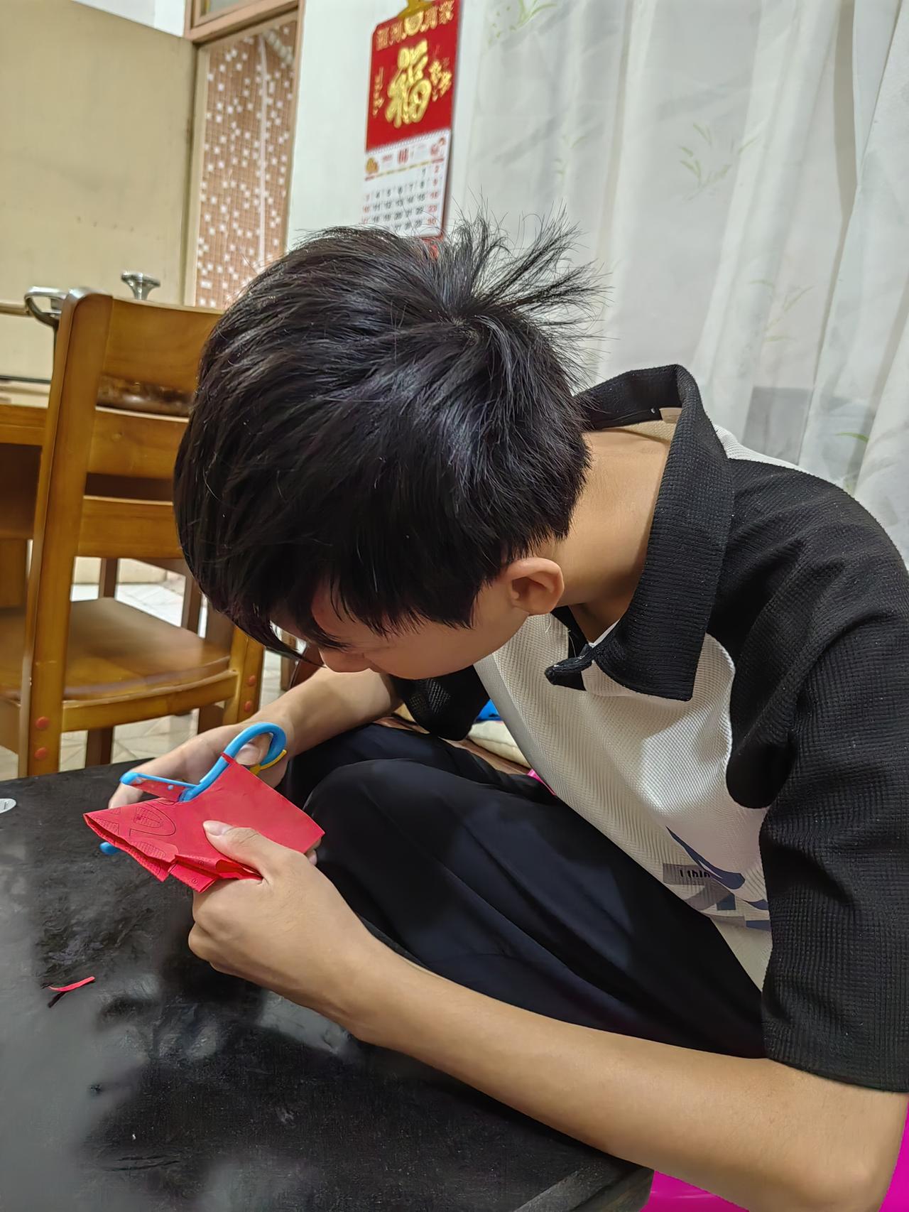 身高175，体重却只有85斤，这几天还瘦了4斤。每天鱼肉、牛奶不断，儿子也不挑食