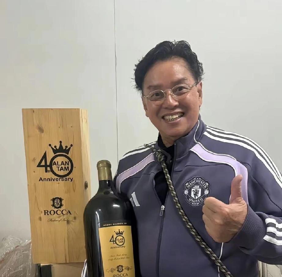 75岁谭咏麟太豪气！面包车拉满40年珍藏红酒送好友，接地气太圈粉75