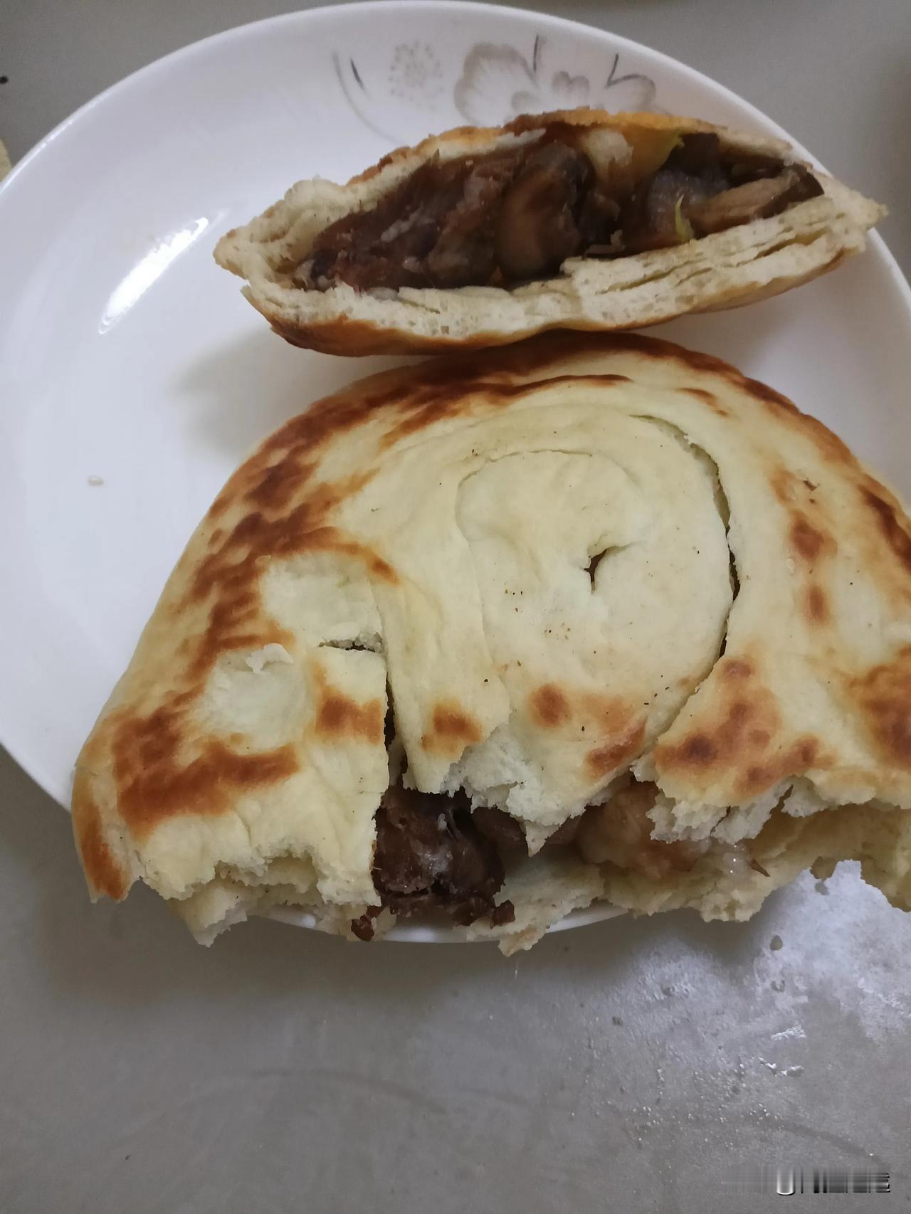 昨天早上老婆说想吃肉夹馍，我骑着人力三轮自行车，跑到附近卤肉店买了1斤多猪头肉，