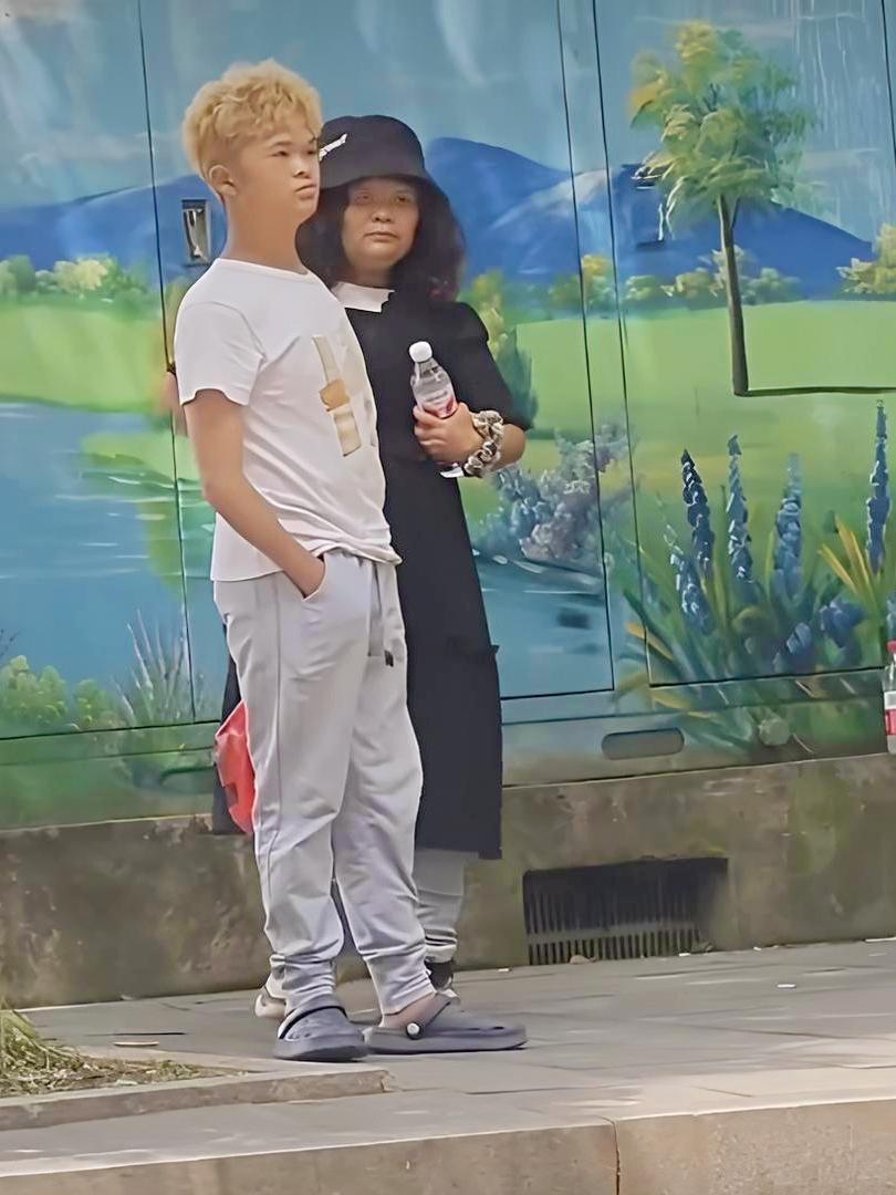 静等勇次郎归队小马云、啤酒发，还有马芸，三个人一块儿来接勇次郎。勇次郎从那个