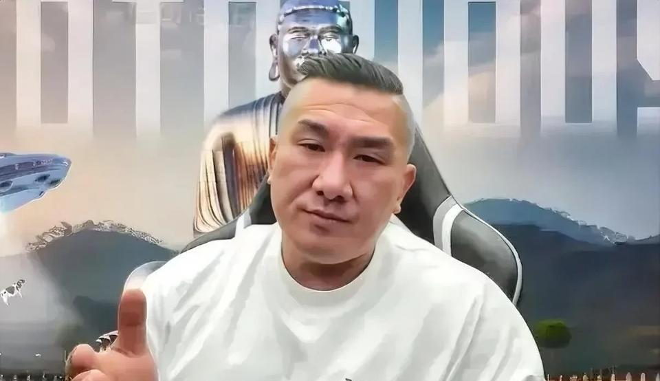 馆长回到台湾后的表现，令某些人极度的失望，这还是我认识的那个馆长吗？在网络世界