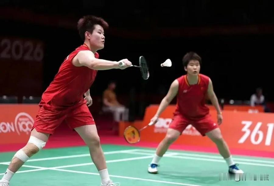 国羽女双只剩她俩了！刘圣书谭宁赛后曝日本投诉就改赛程自己投诉没人管，治疗到半夜12点，28日早场硬扛
