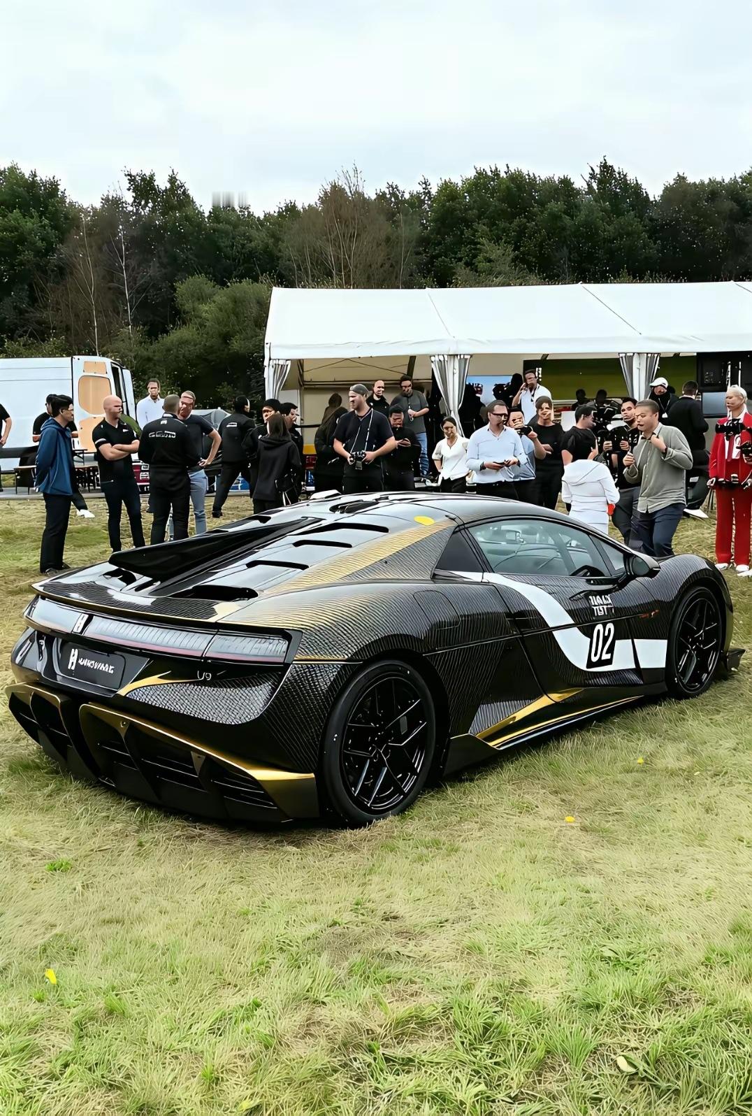 北京车展跑了一圈，结果在仰望那儿走不动道了。一台U9X“破晓时刻”，车漆里掺了金