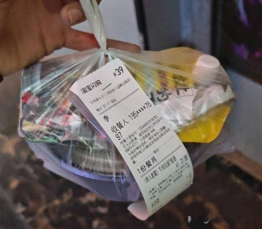 我在淘宝闪购订了份外卖，骑手没把餐送到指定位置，只是拍了照片，就把餐放在网吧门口