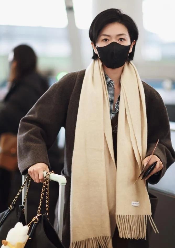 万茜机场私服封神！深灰大衣+米白围巾，叠穿格纹衬衫，金丝眼镜链细节拉满，清冷又