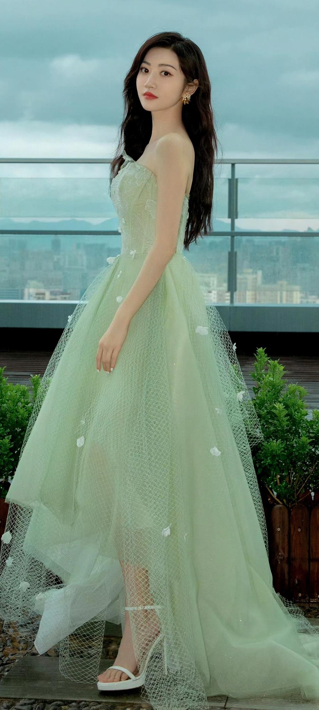 景甜的颜值状态也太能打了！青柠绿抹胸纱裙搭配精致星星耳饰，透明雨伞的小道具让画