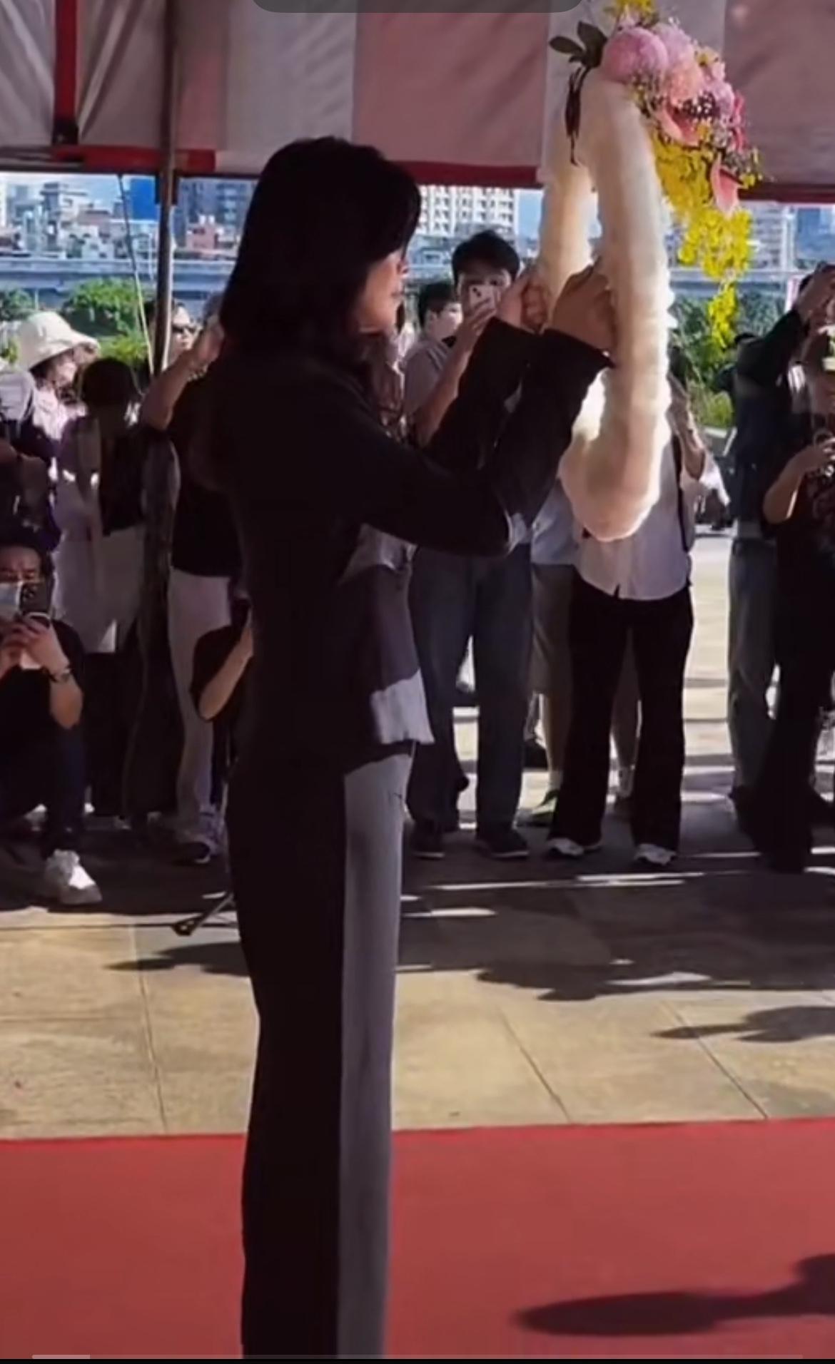 出大事了！国民党主席郑丽文祭拜吴石将军。11月8日台北马场町纪念公园秋祭，国