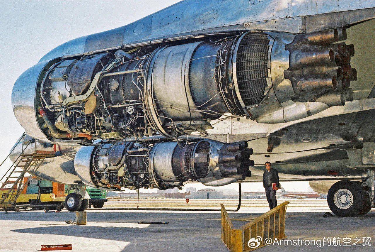 波音707的普惠JT4A涡喷发动机，配备了第三阶段消音喷管，用于降低起降噪音