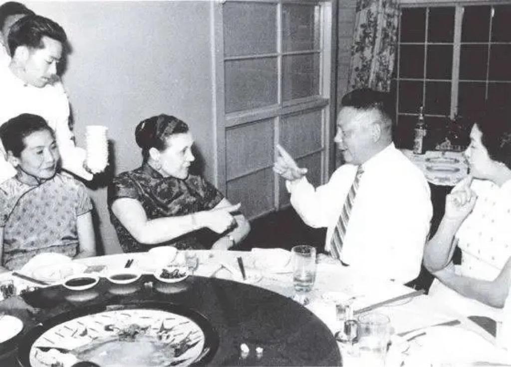 50年代，蒋经国和蒋方良在宴席中划拳时的留影，镜头中两夫妻相对而坐，摆开了架势，