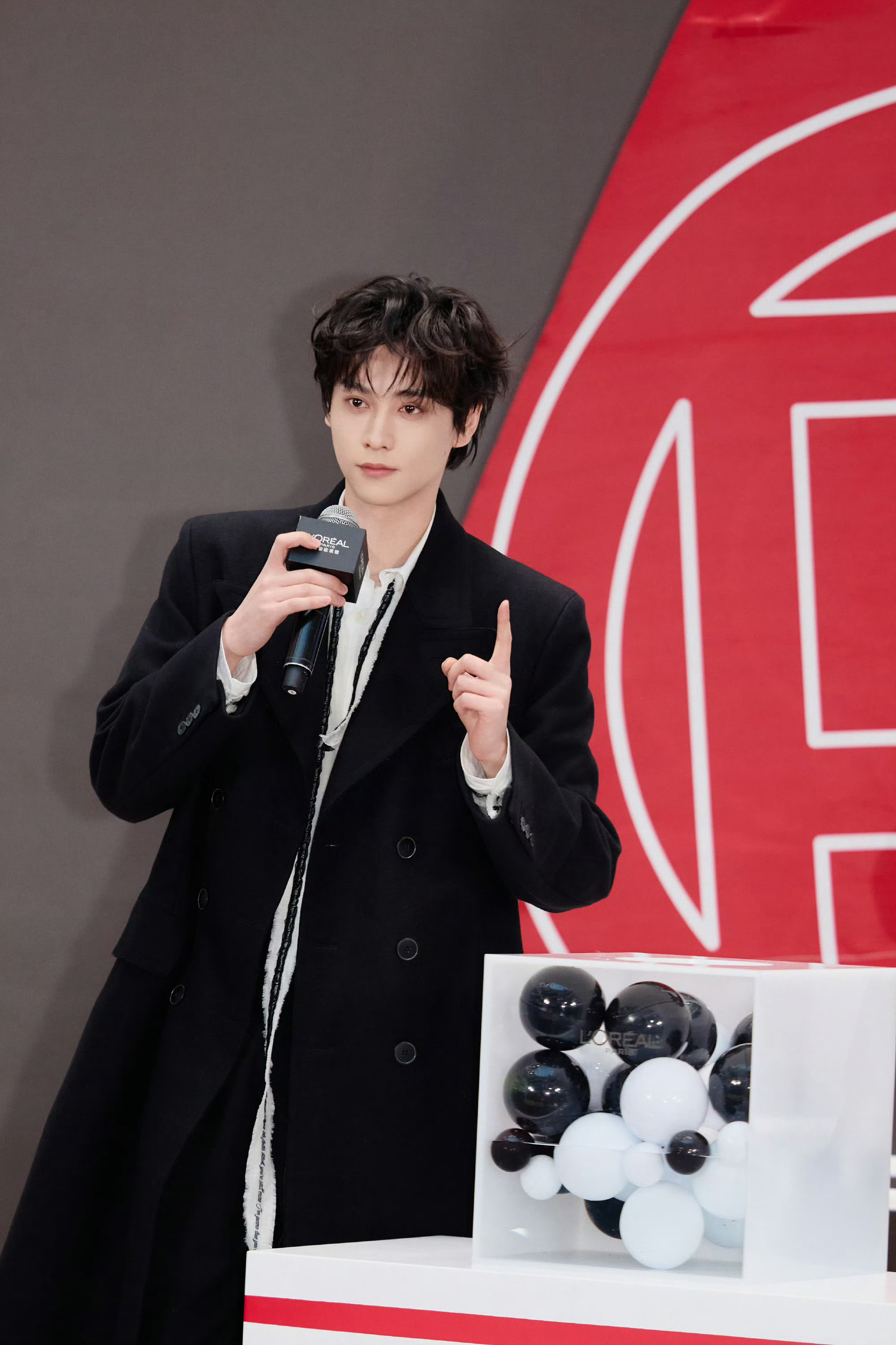 田栩宁穿大衣怎么这么有气质！高贵王子！