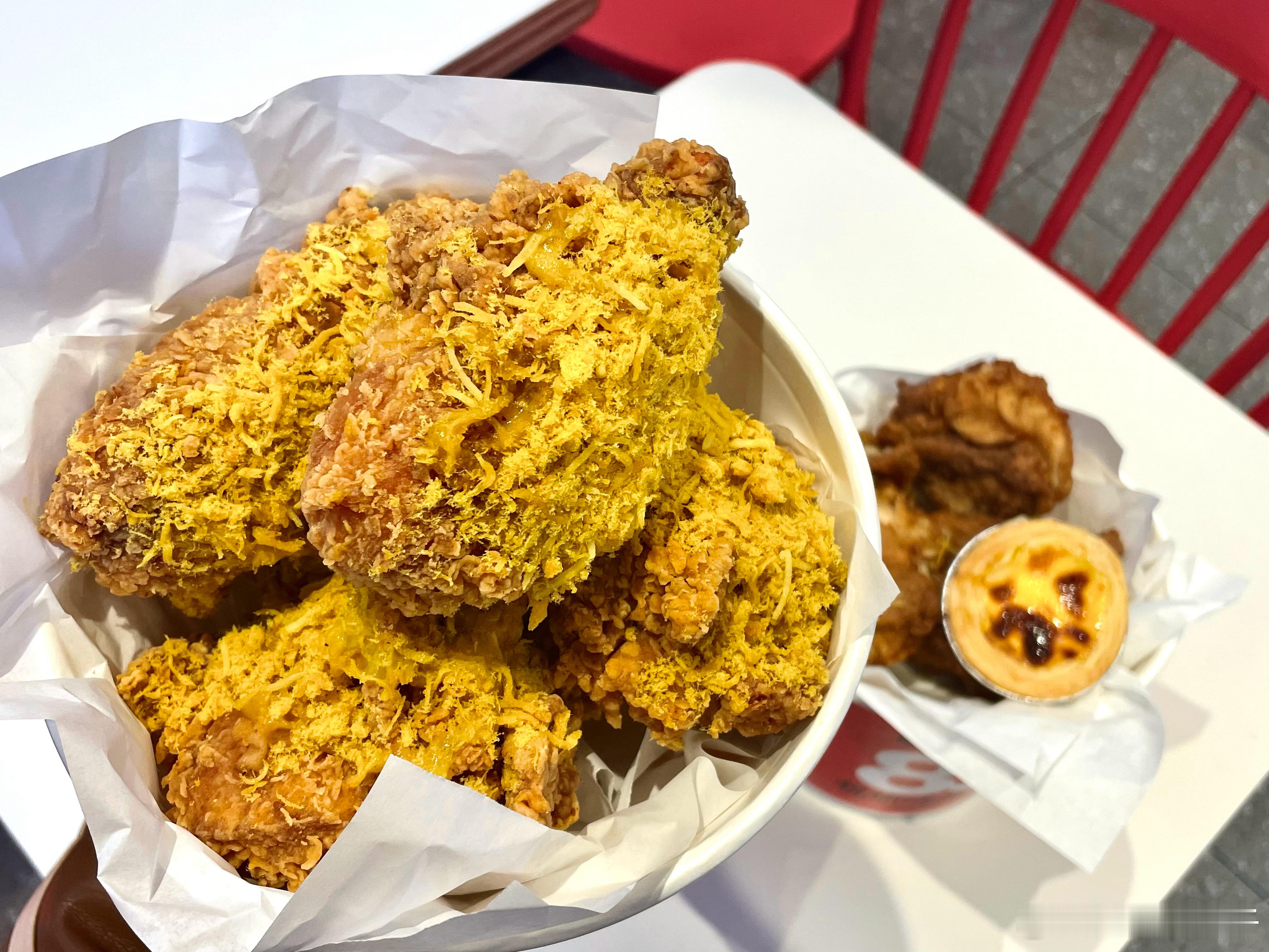 冬天的第一桶炸鸡是谁说冬天只能囤脂肪？明明囤的是快乐！❄️最近只要一觉得冷，手