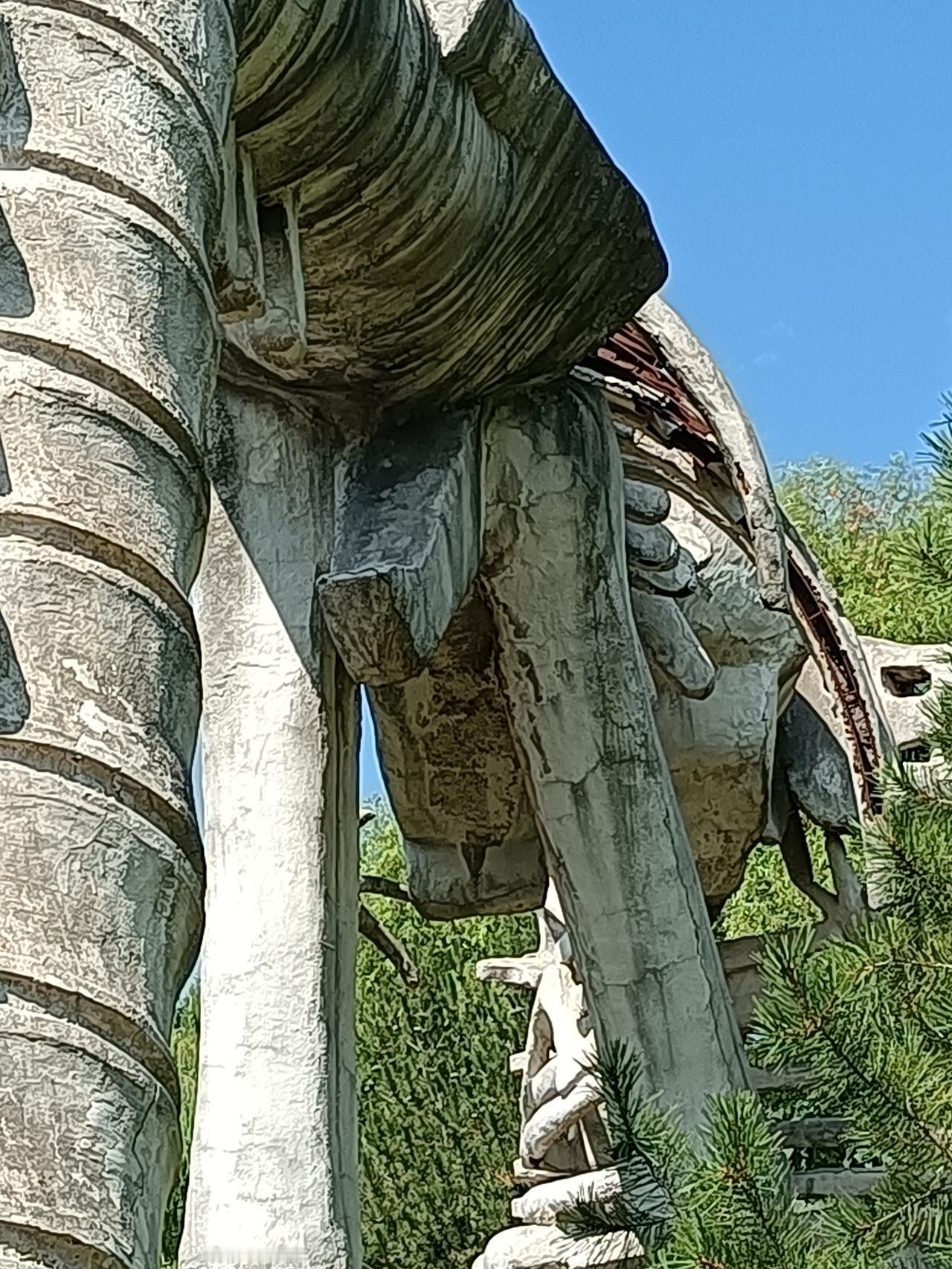 那天碰到一个杠精。系统显示是南门，然后我就到了南门，给他打电话，他说让往地下停