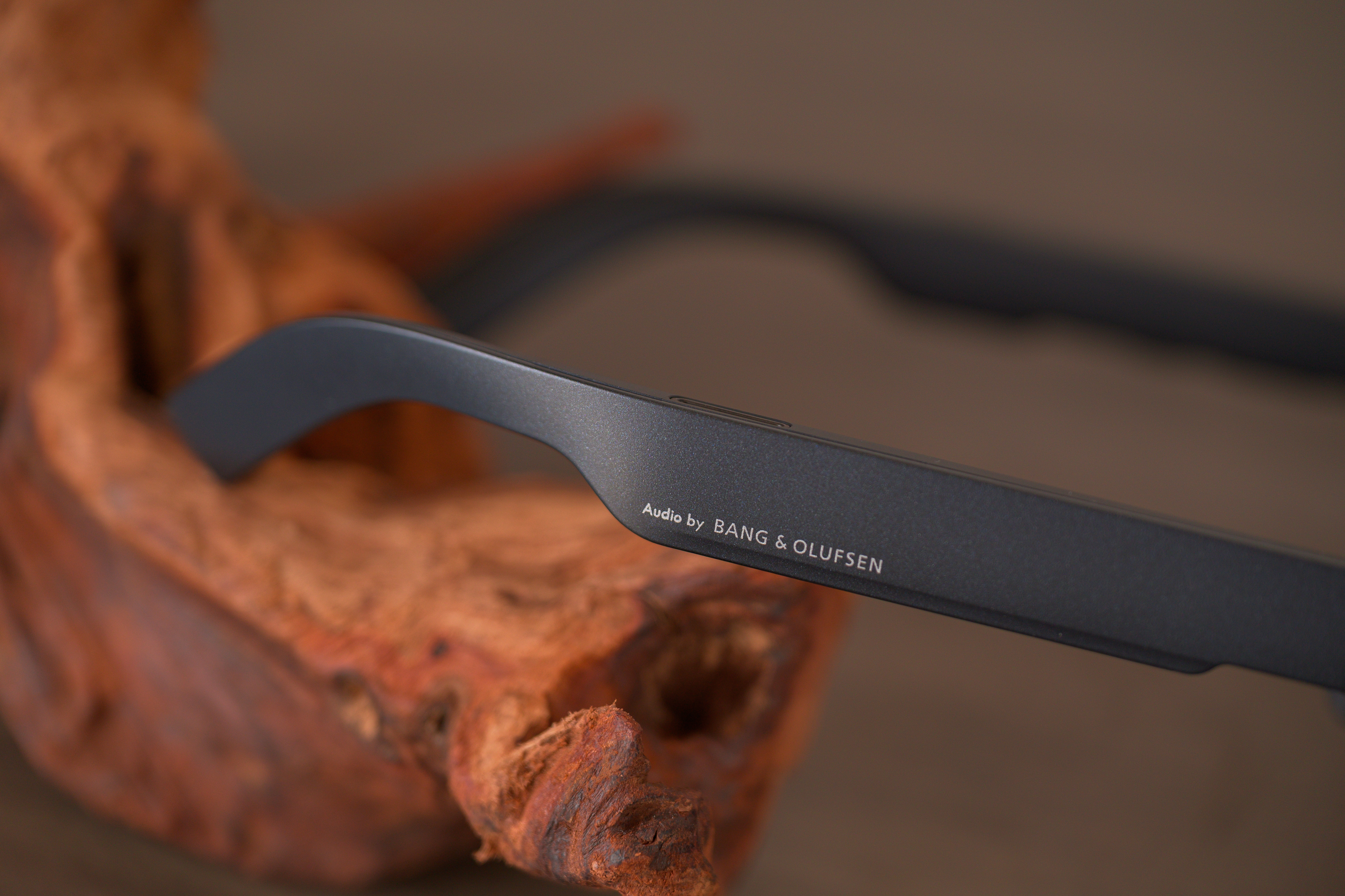 来了嗷，试用了几天雷鸟Air4ProAR眼镜，聊嘴真实感受。先说结论，低