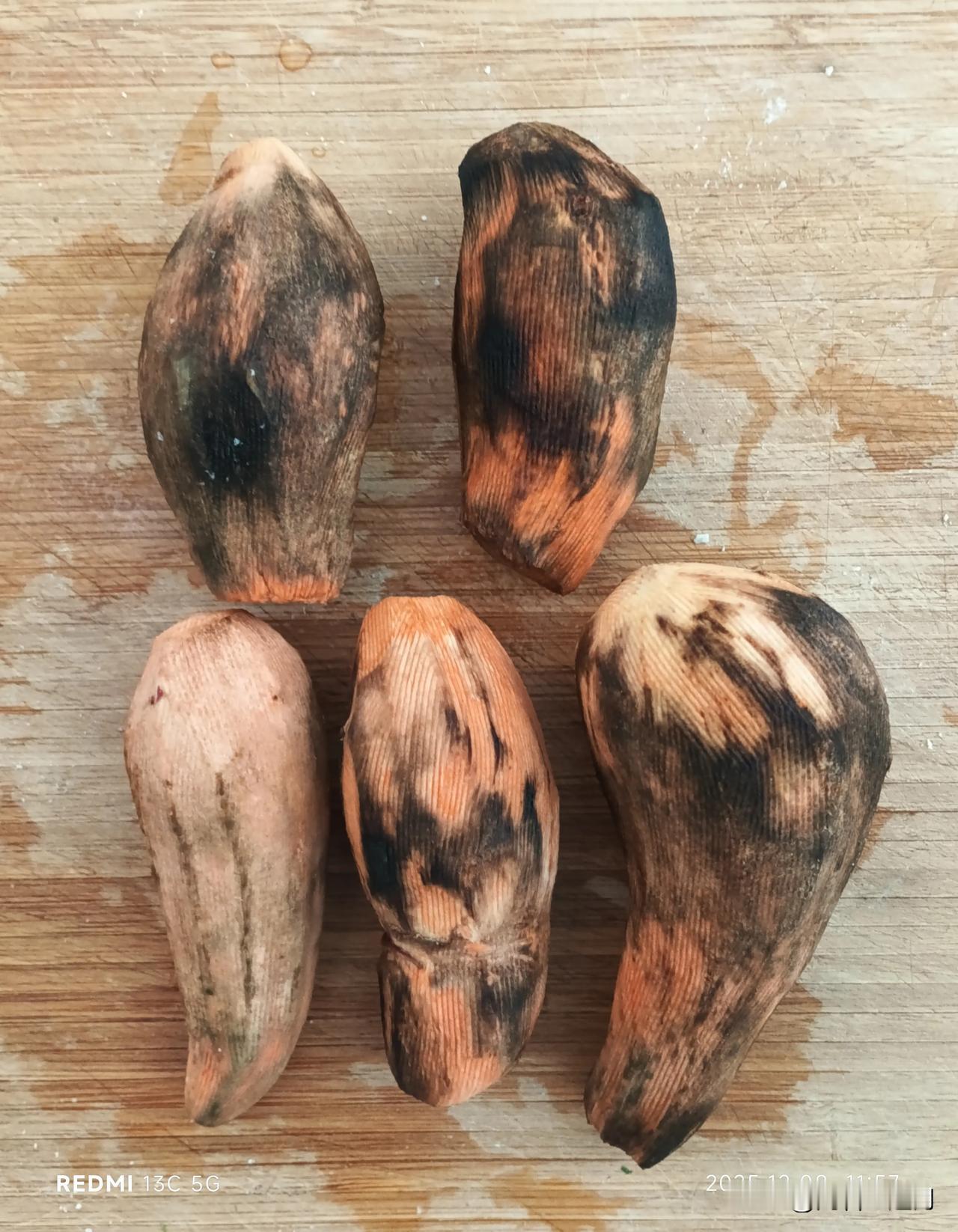 地瓜🍠削了皮为何突然变黑？今天打算煮地瓜吃，刚削了皮的地瓜秒变“黑地瓜”，咋