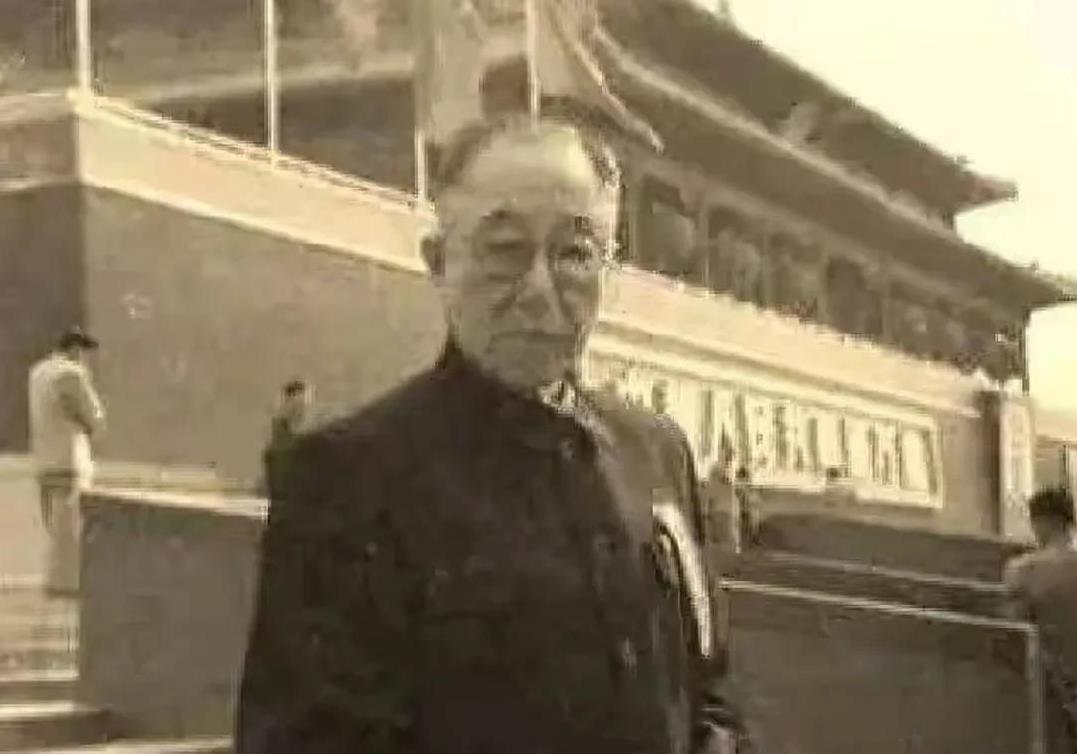 1935年冬，德胜门的“鬼市”上，一位气质不凡的中年人正为一件旧瓷瓶的价格与人温