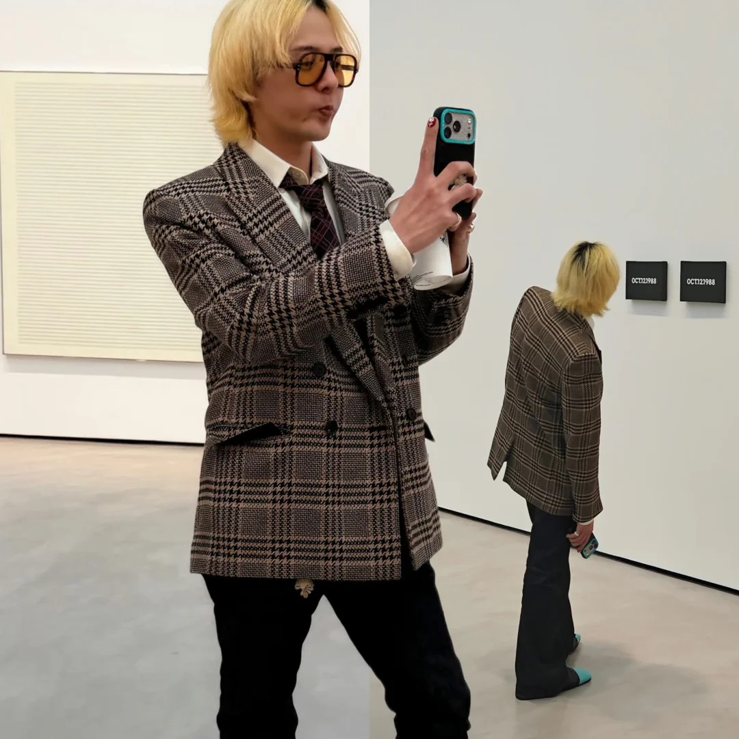 权志龙看展look一直很对味
