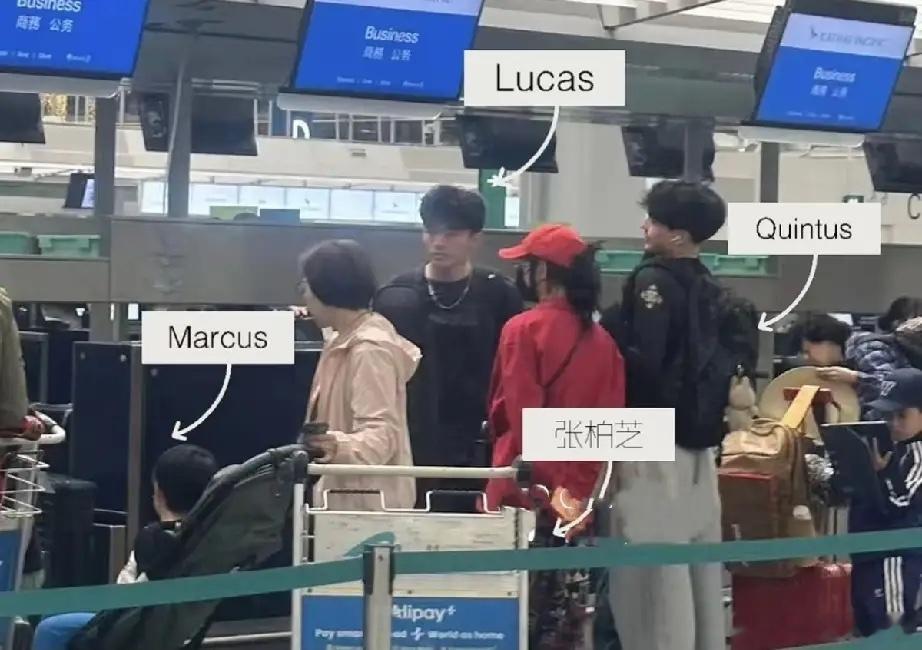 张柏芝带三个儿子现身机场，老大老二越长越黑，Lucas和Quintus都长高了，