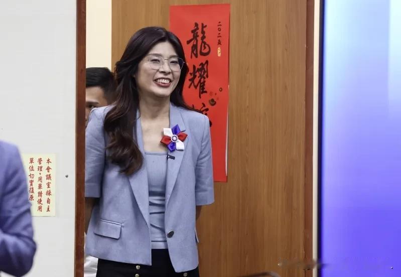 郑丽文访美，两位副主席一个都没带。上次跑大陆，党内重量级排场一个不少；这次去华盛