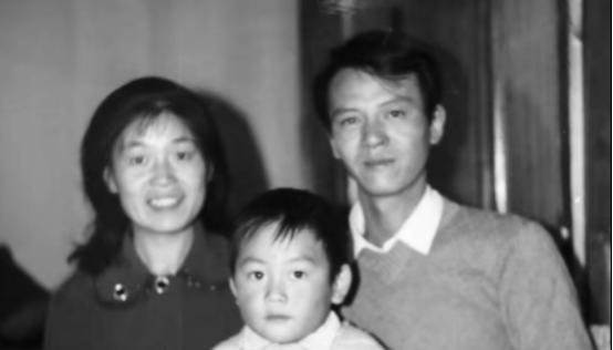 ☁1979年，知青戴建国不顾家人的反对，硬娶痴傻的程玉风为妻，新婚夜，正当