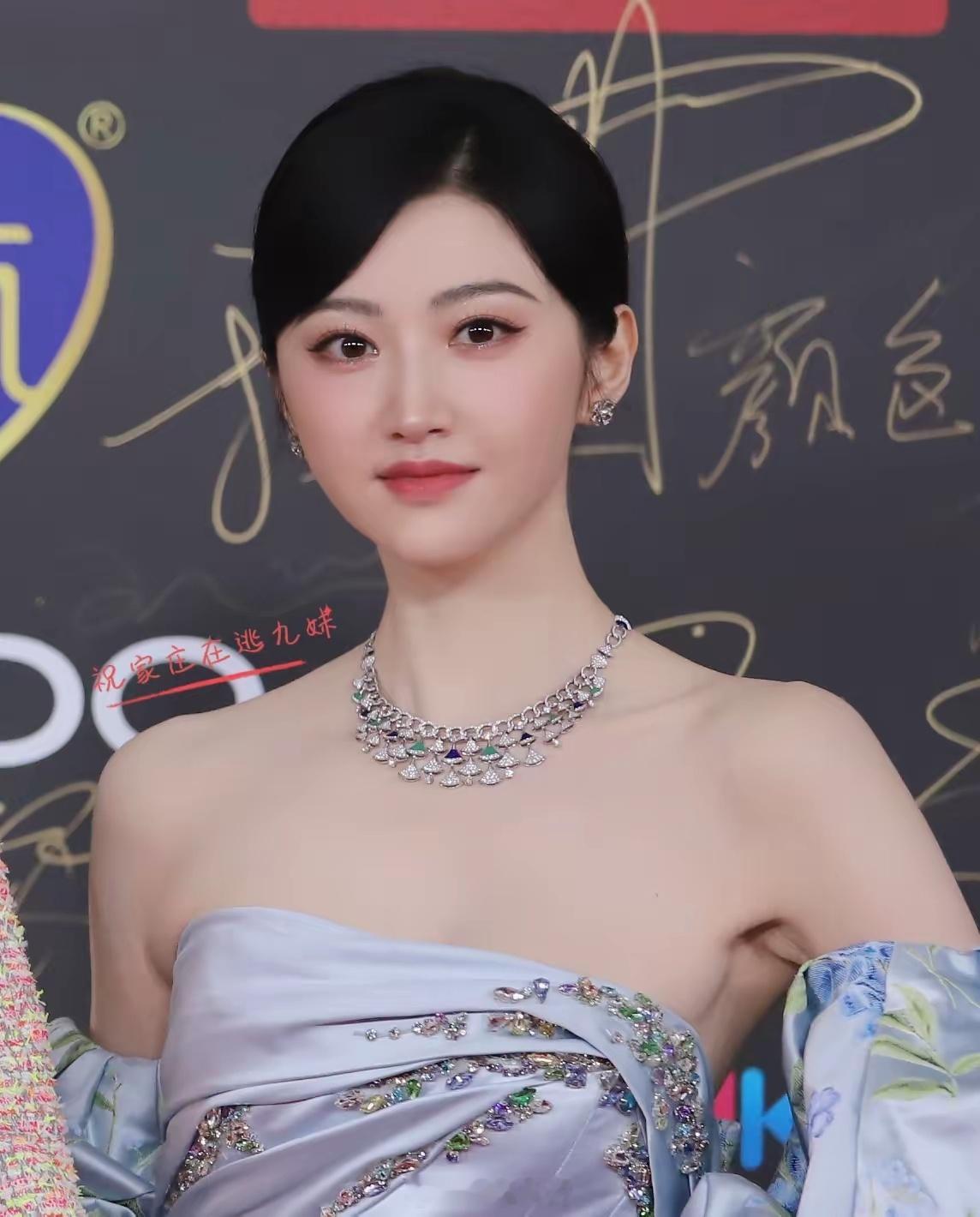 景甜经历风波后立即登上杂志，看来是真有人帮她的。一来需要释放信号给大众，表明她没