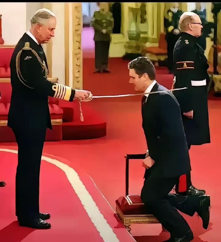 ​图一，英国首相斯塔默，在担任首相第一天，向查尔斯国王下跪效忠，图二，在剑桥大