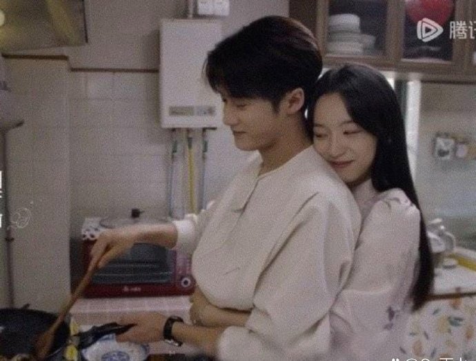 谁家现偶男女主这样抱的？